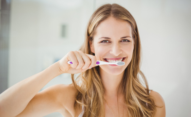 横向刷牙会导致牙龈萎缩吗