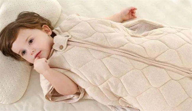 婴儿穿衣服睡觉用不用枕头