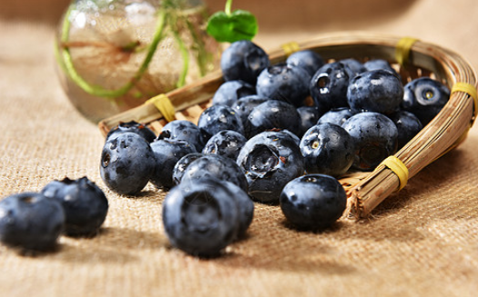 蓝莓可以用热水烫一下吃吗?