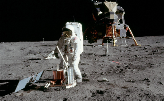 第一个登上月球的人的时间