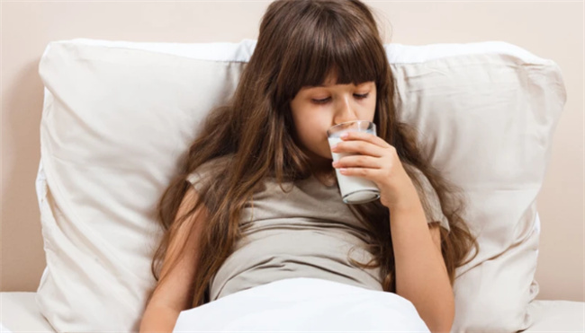 睡前喝牛奶一般喝多少